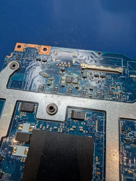 Zalany laptop Dell Inspiron G3 3590 – Ratunek dla płyty głównej po wielokrotnym kontakcie z cieczą